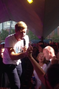 Jon Foreman of Switchfoot clasped my hand when interacting with the crowd